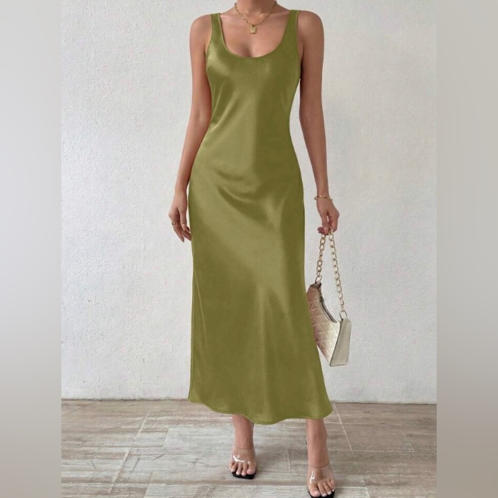Sleek Green Scoop Neck Maxi Dress
